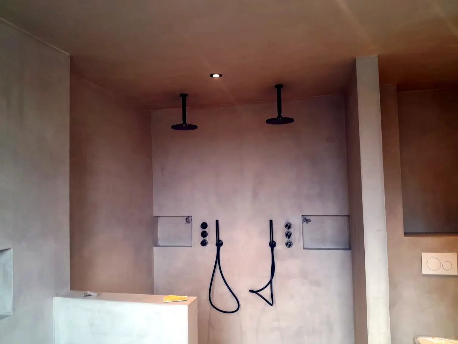 Installation d’un espace de douche double avec robinetterie encastrée.