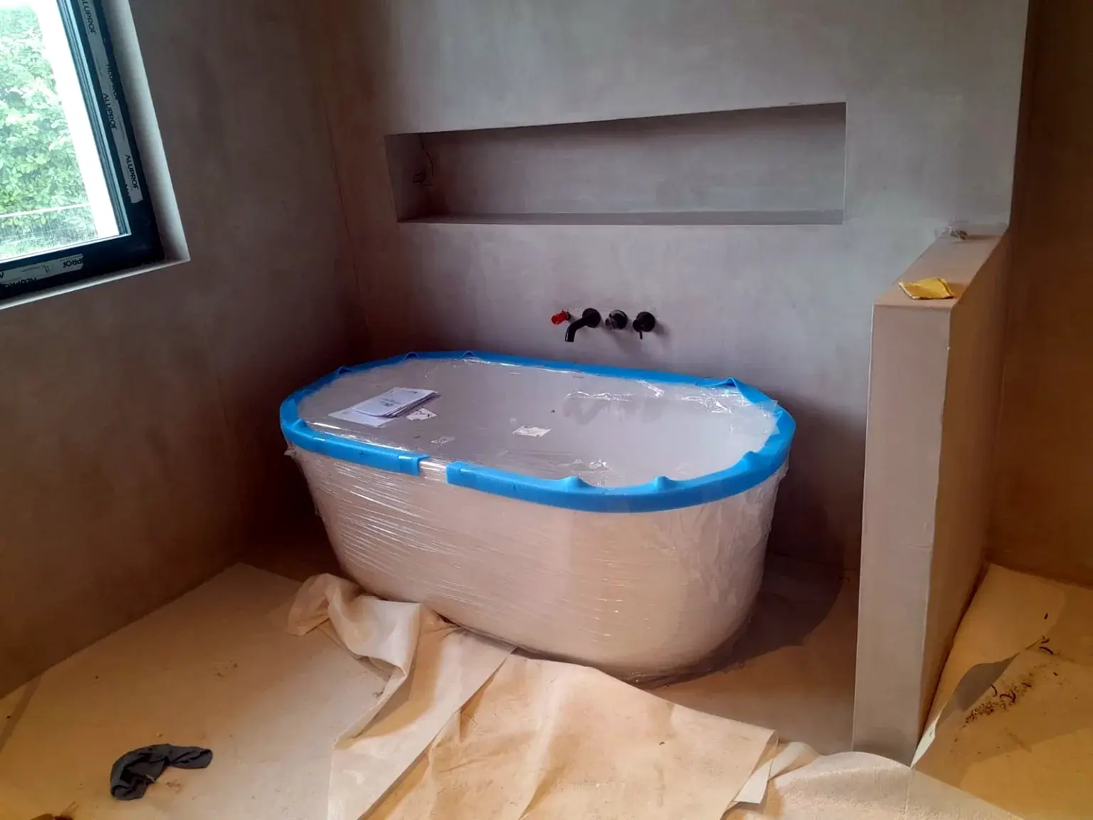 Baignoire protégée pendant la phase finale d’installation.