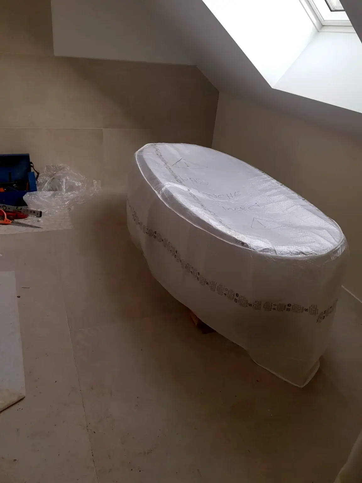 Baignoire emballée et protégée avant la réception du chantier.