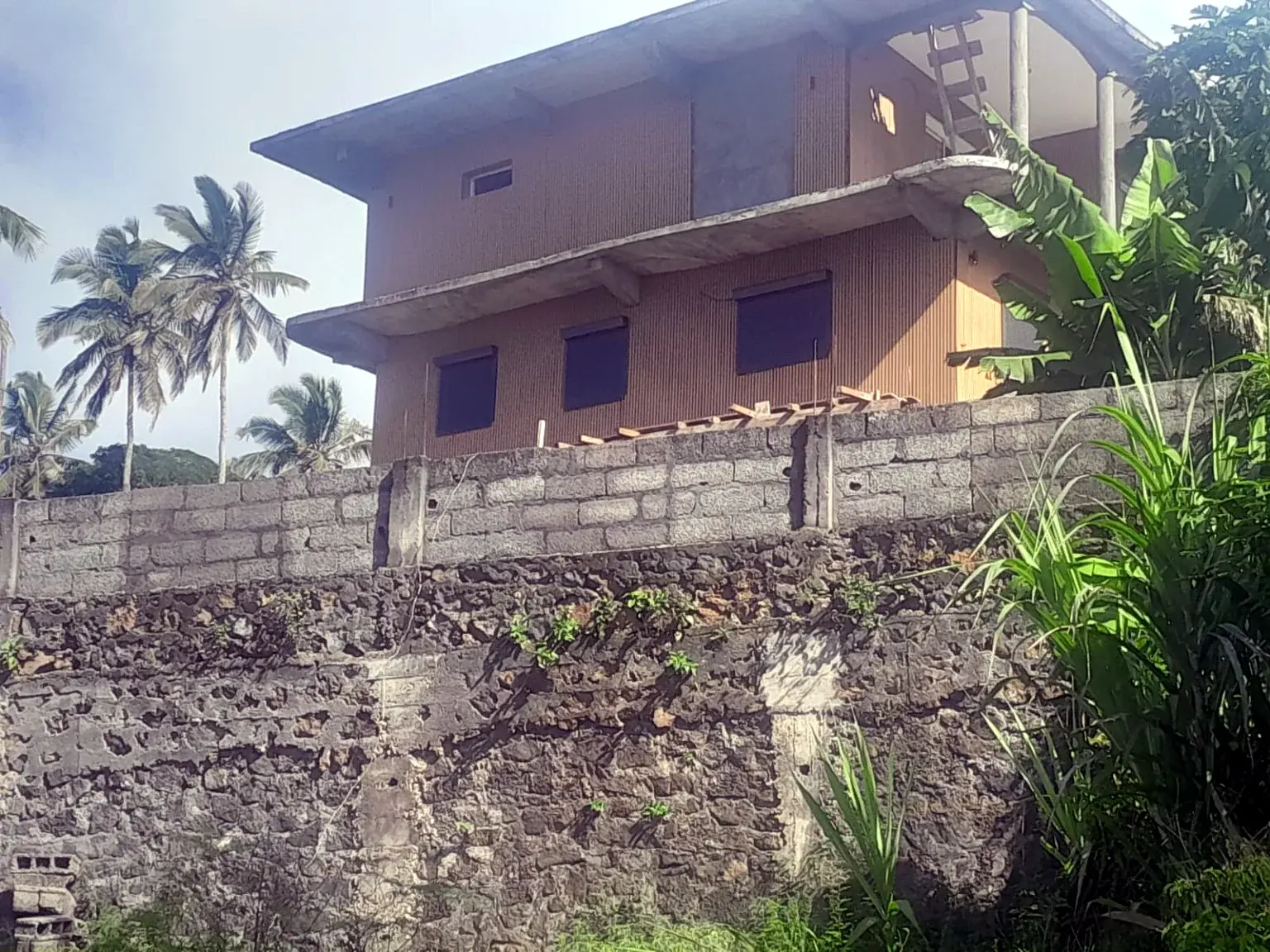 Maison en cours de finition avec bardage extérieur et menuiseries.