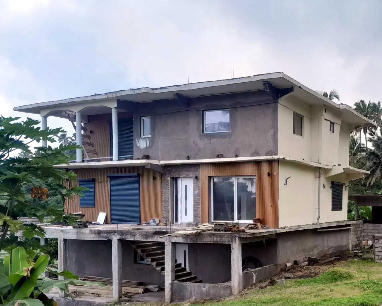 Vue d’ensemble d’une maison avec bardage, menuiseries et finitions en cours.