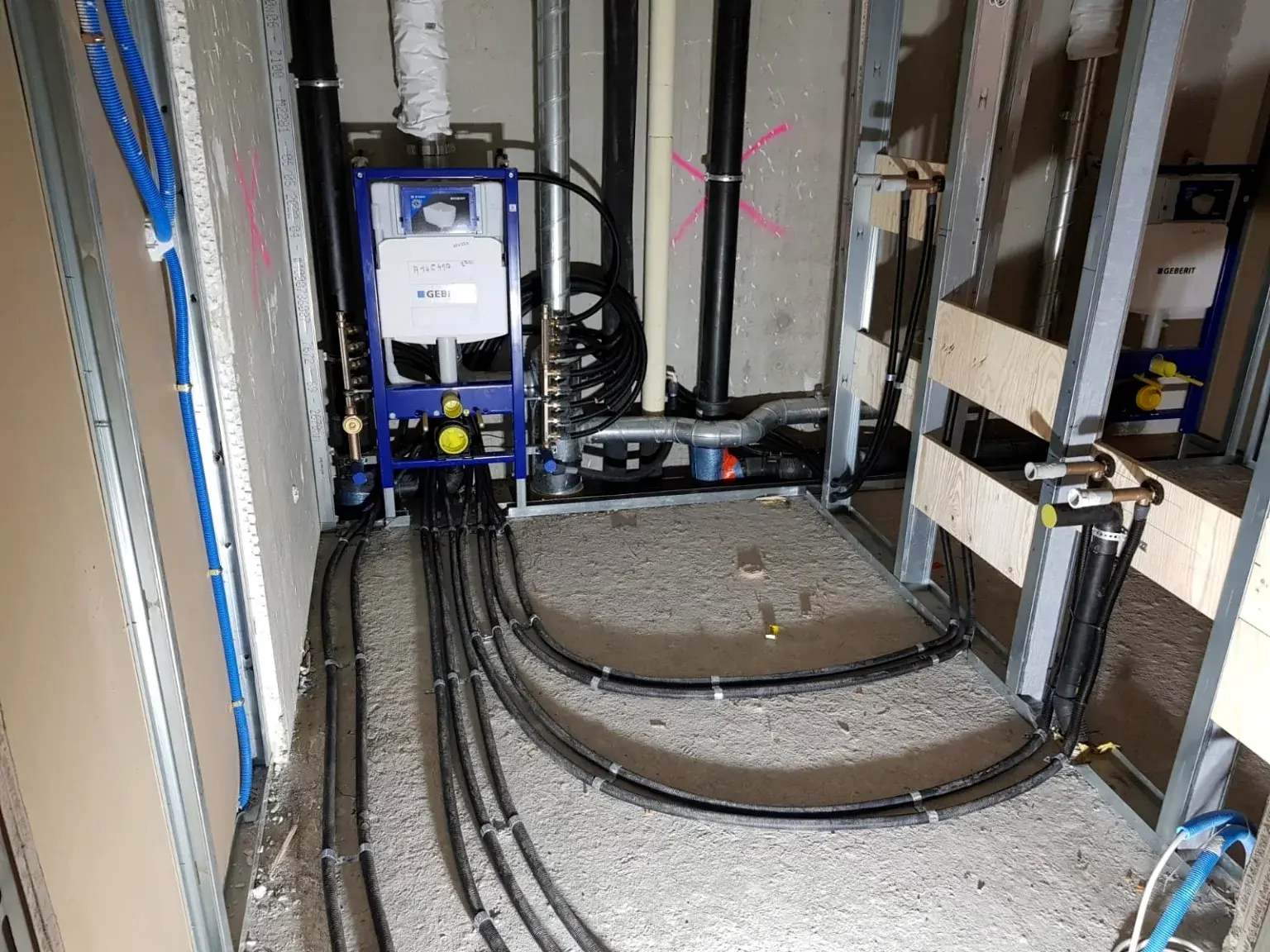 Systèmes sanitaires encastrés et distribution technique avant fermeture des cloisons.