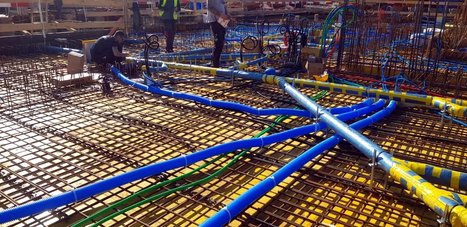 Vue rapprochée d’une installation sanitaire avant fermeture de la dalle.
