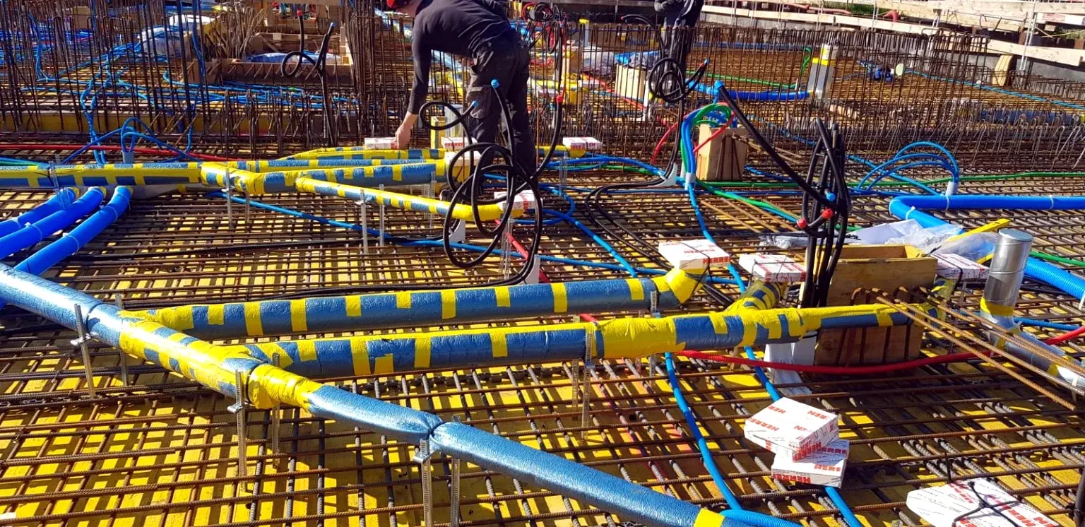 Installation coordonnée des réseaux sanitaires et gaines techniques dans la dalle.