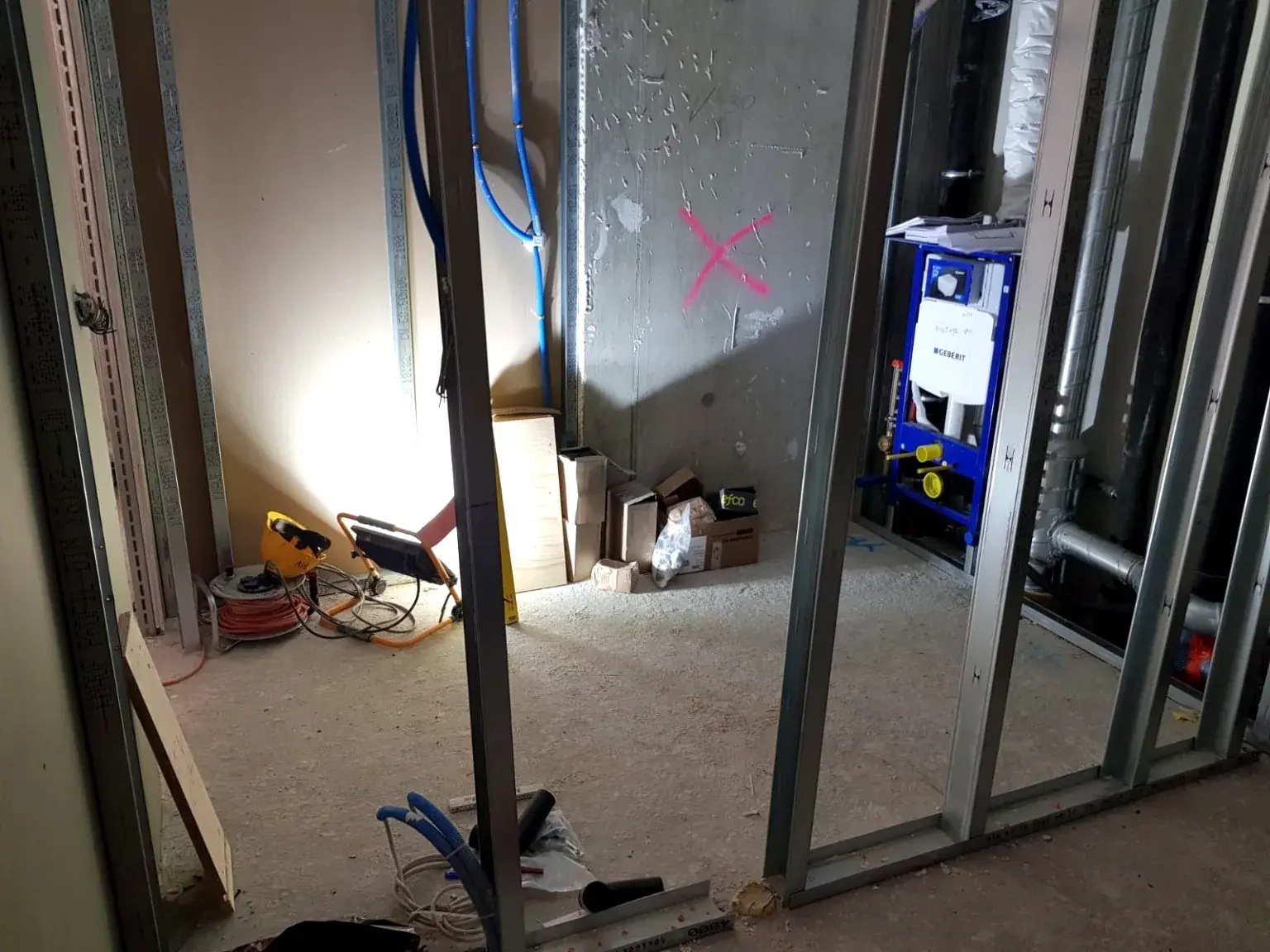 Préparation des réseaux dans une structure de cloison métallique.
