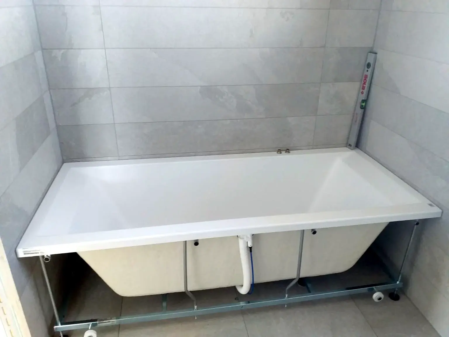 Baignoire en cours d’installation avant habillage final.
