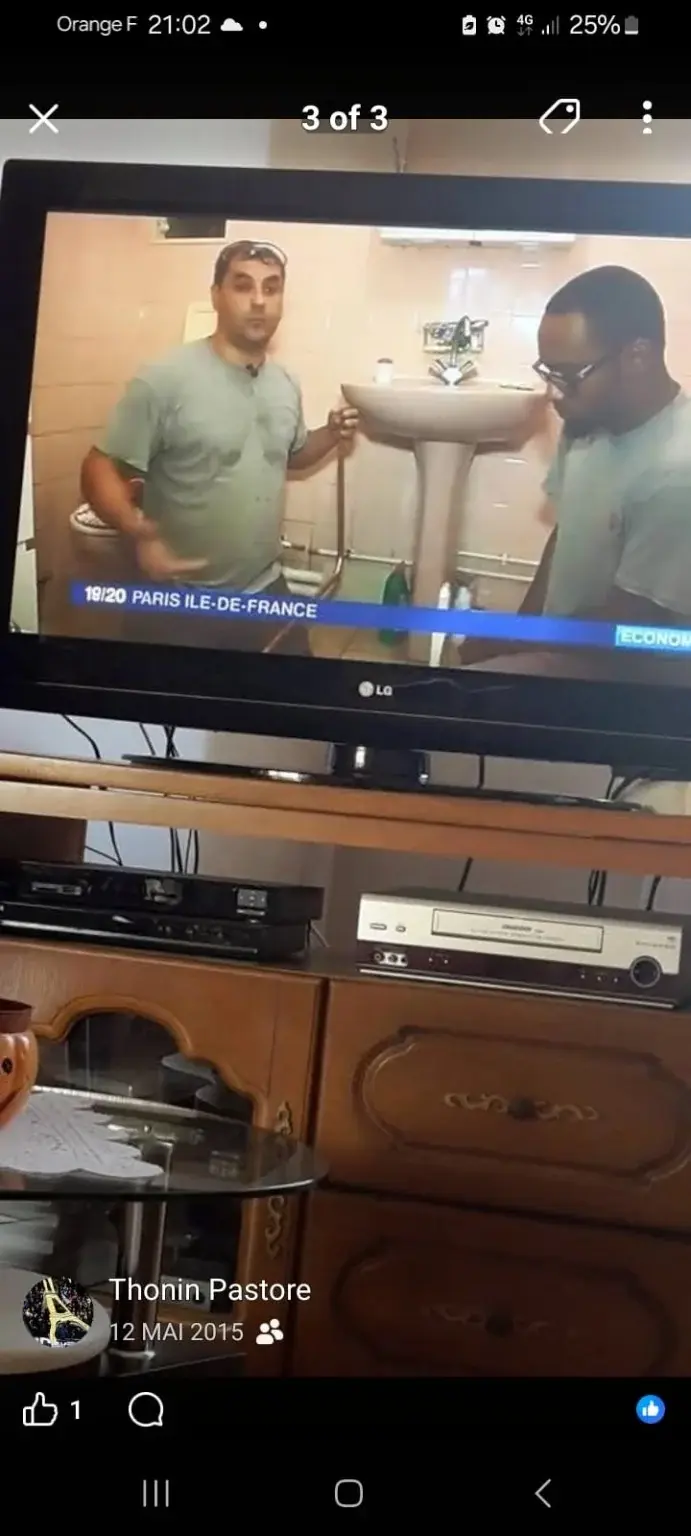 Capture d’écran d’un reportage télévisé montrant Mlamali Elhadji lors d’une démonstration de plomberie en 2015.