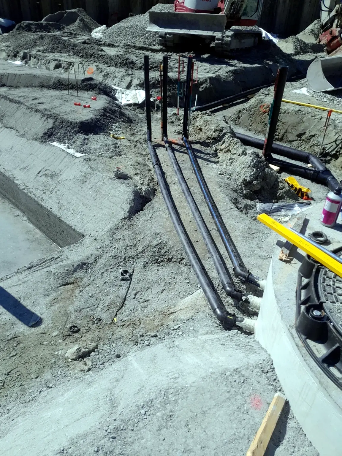 Pose de réseaux d’évacuation enterrés sur un chantier de terrassement.