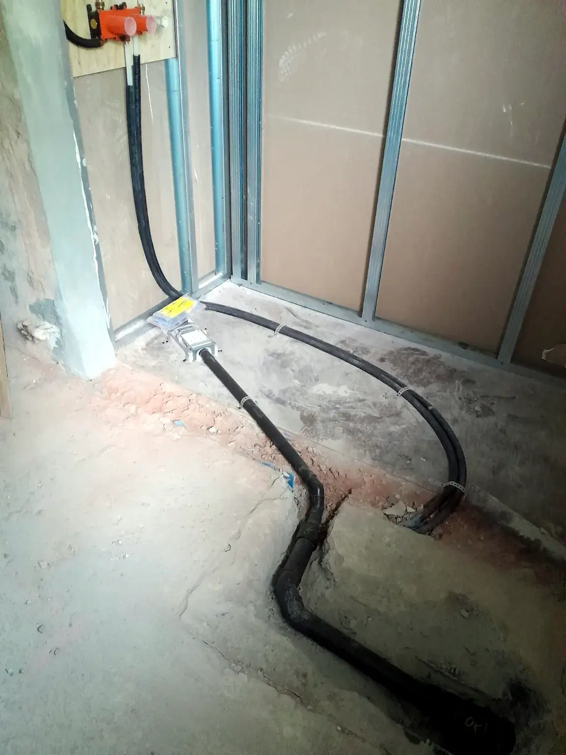 Canalisations sanitaires encastrées dans le sol avant remise en état.