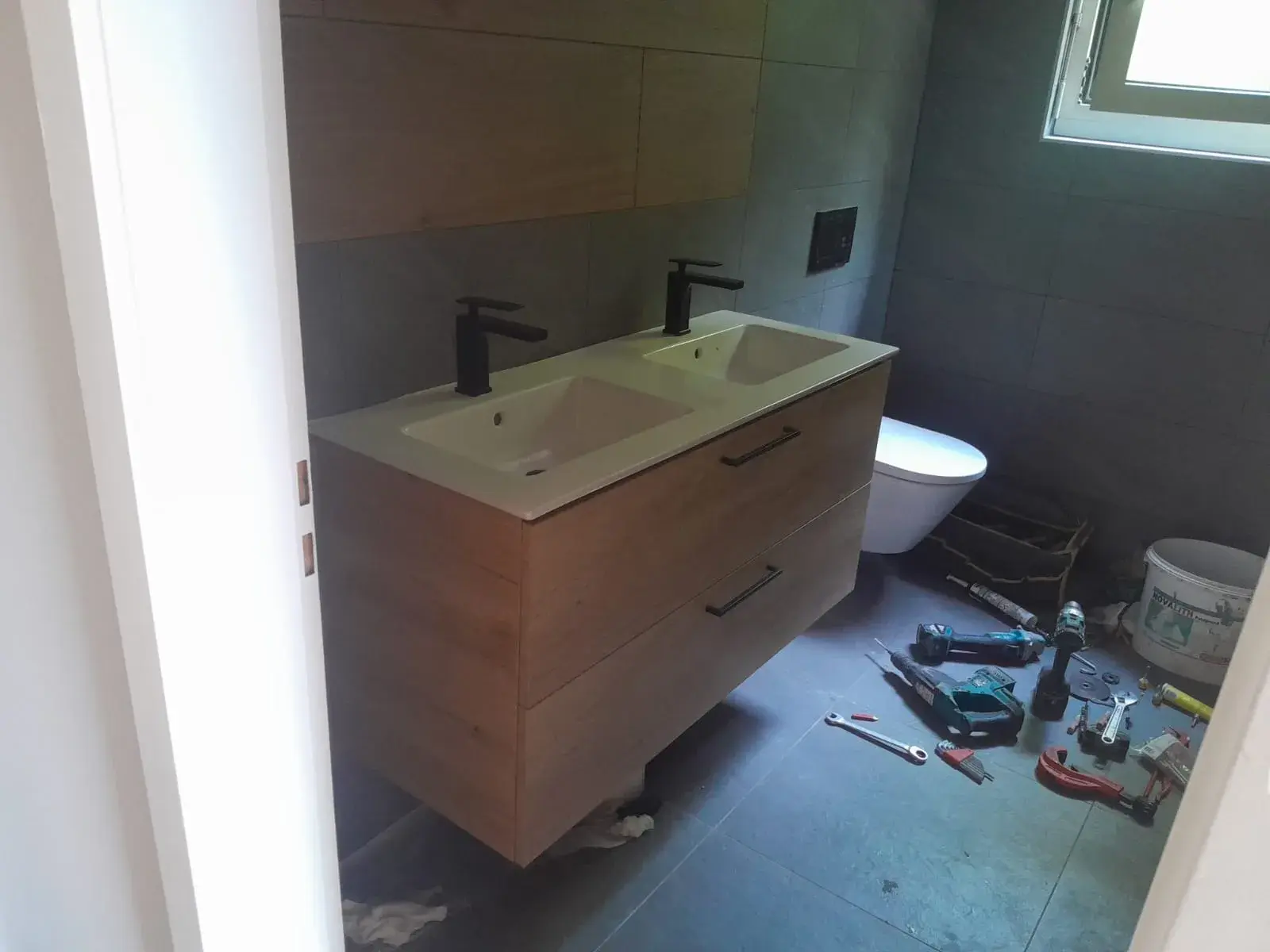 Double vasque et WC suspendu, finitions en cours (matériel encore sur place).