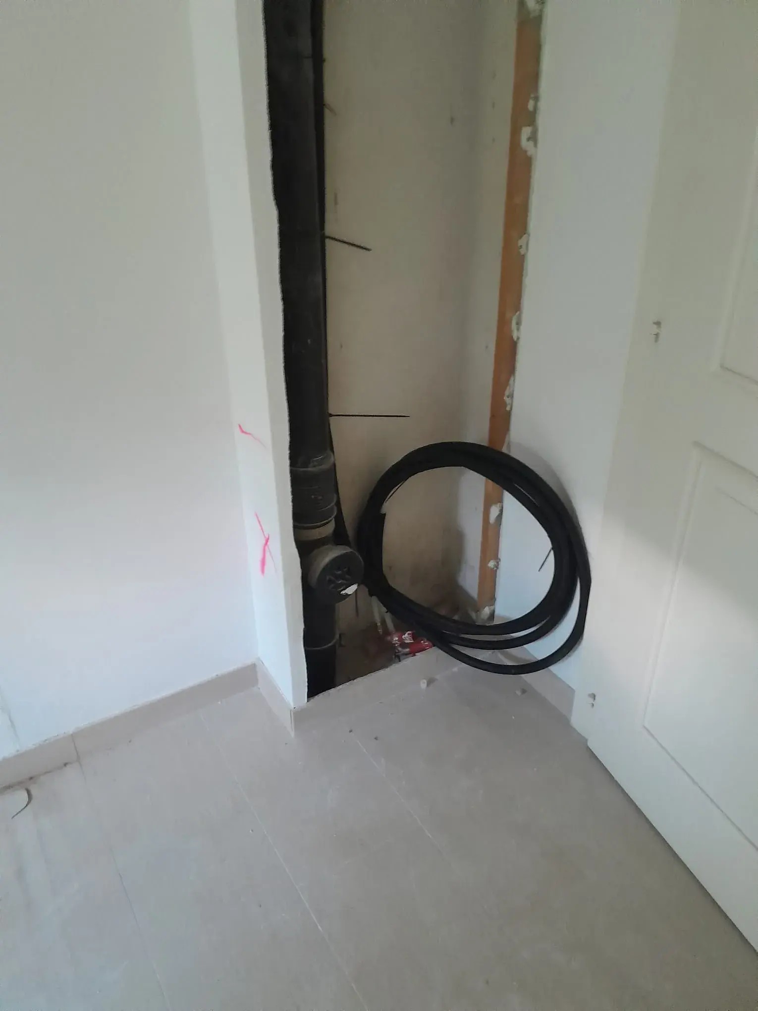 Gaine technique verticale avec raccord de visite, avant habillage.