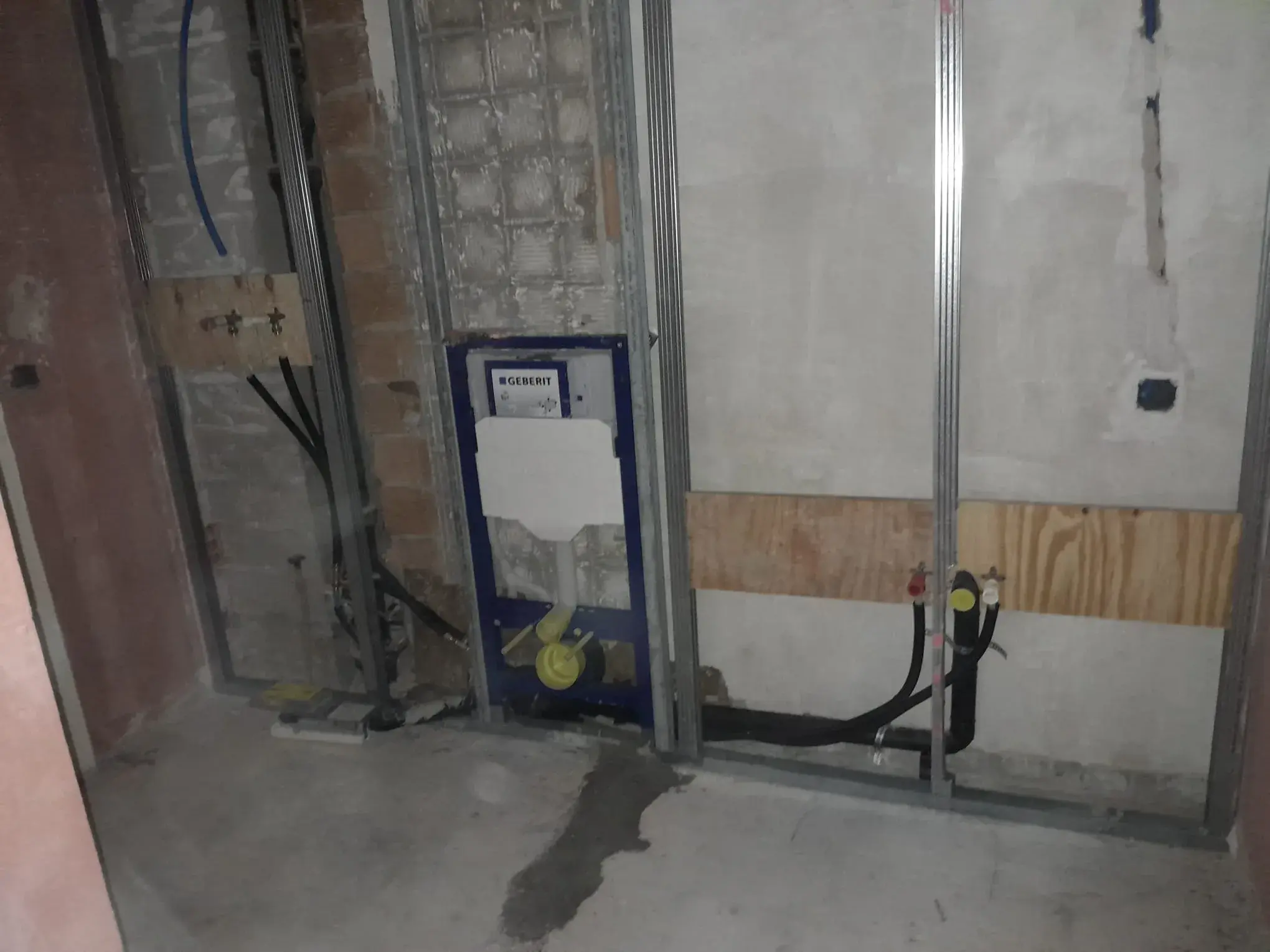 Cuvette Geberit encastrée en ossature métallique, réseaux avant fermeture des murs.