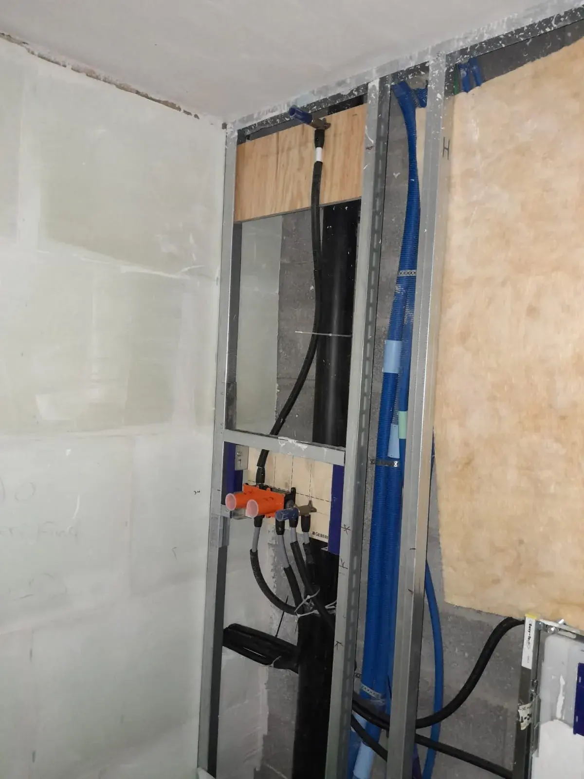 Cuvette Geberit encastrée avec isolation thermique, ossature métallique, avant fermeture.